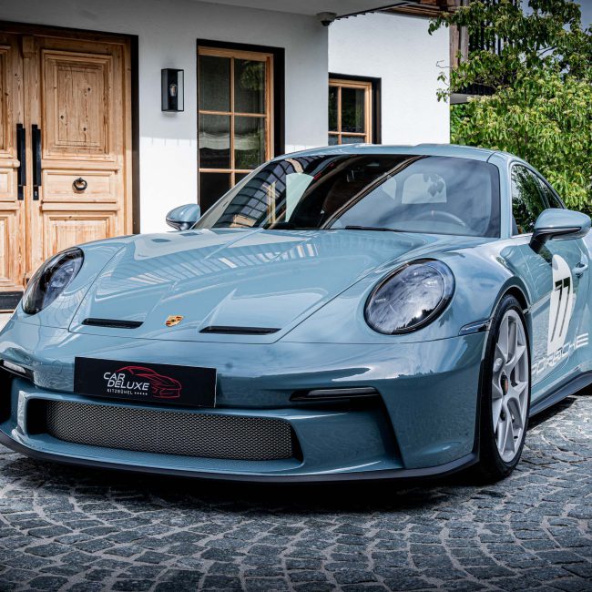 Grey Porsche Sports Car in Front of an Exclusive Villa in Kitzbühel, Rent a Luxury Car at Car Deluxe