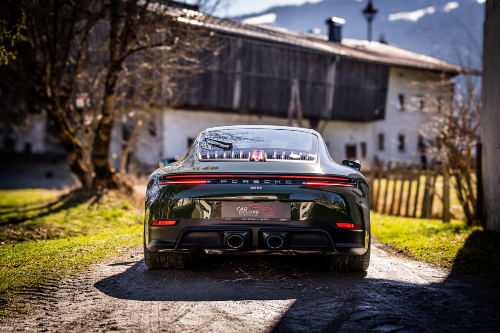Grüner Porsche 911 GT3 von hinten auf Landstraße